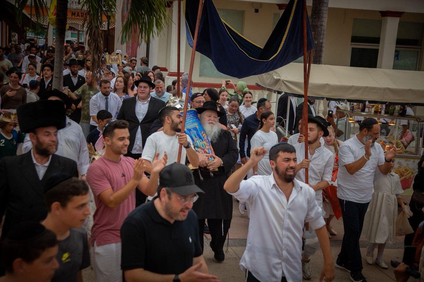 הכנסת ספר תורה בקוזומל שבמקסיקו