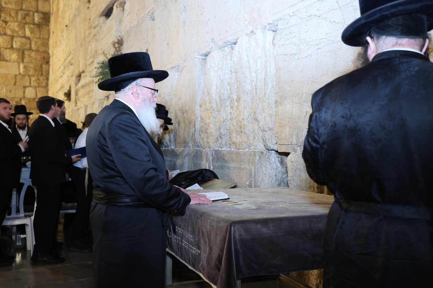 הרה"צ רבי אהרן מענדיל טווערסקי בתפילה בכותל המערבי