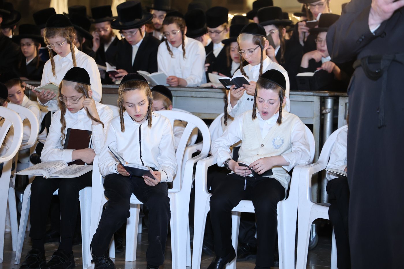 הרה"צ רבי אהרן מענדיל טווערסקי בתפילה בכותל המערבי