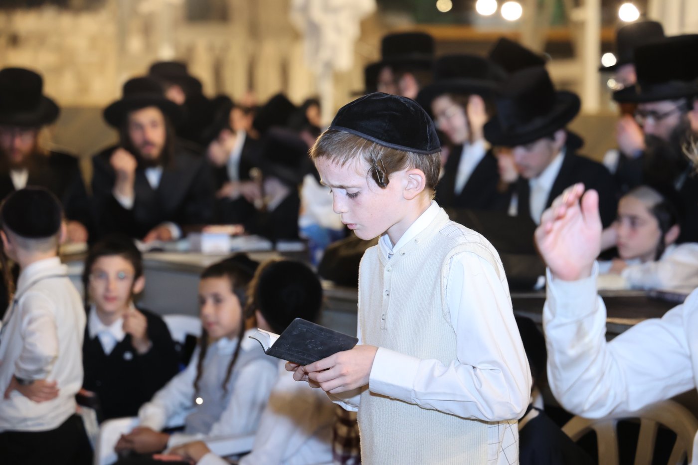 הרה"צ רבי אהרן מענדיל טווערסקי בתפילה בכותל המערבי