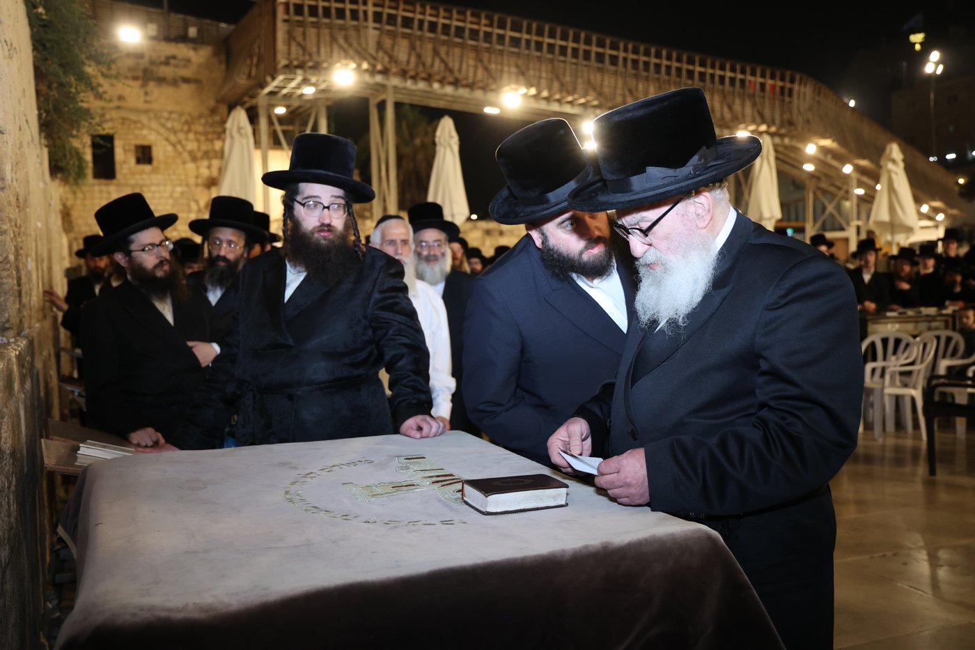 הרה"צ רבי אהרן מענדיל טווערסקי בתפילה בכותל המערבי