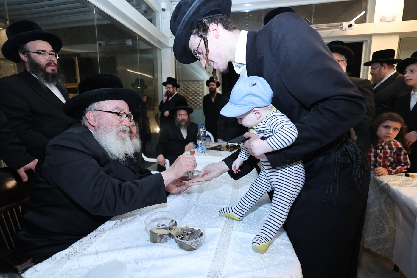 הרה"צ רבי אהרן מענדיל טווערסקי בתפילה בכותל המערבי