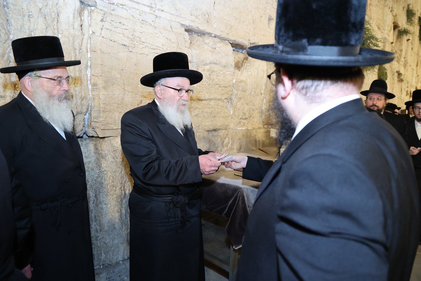 הרה"צ רבי אהרן מענדיל טווערסקי בתפילה בכותל המערבי