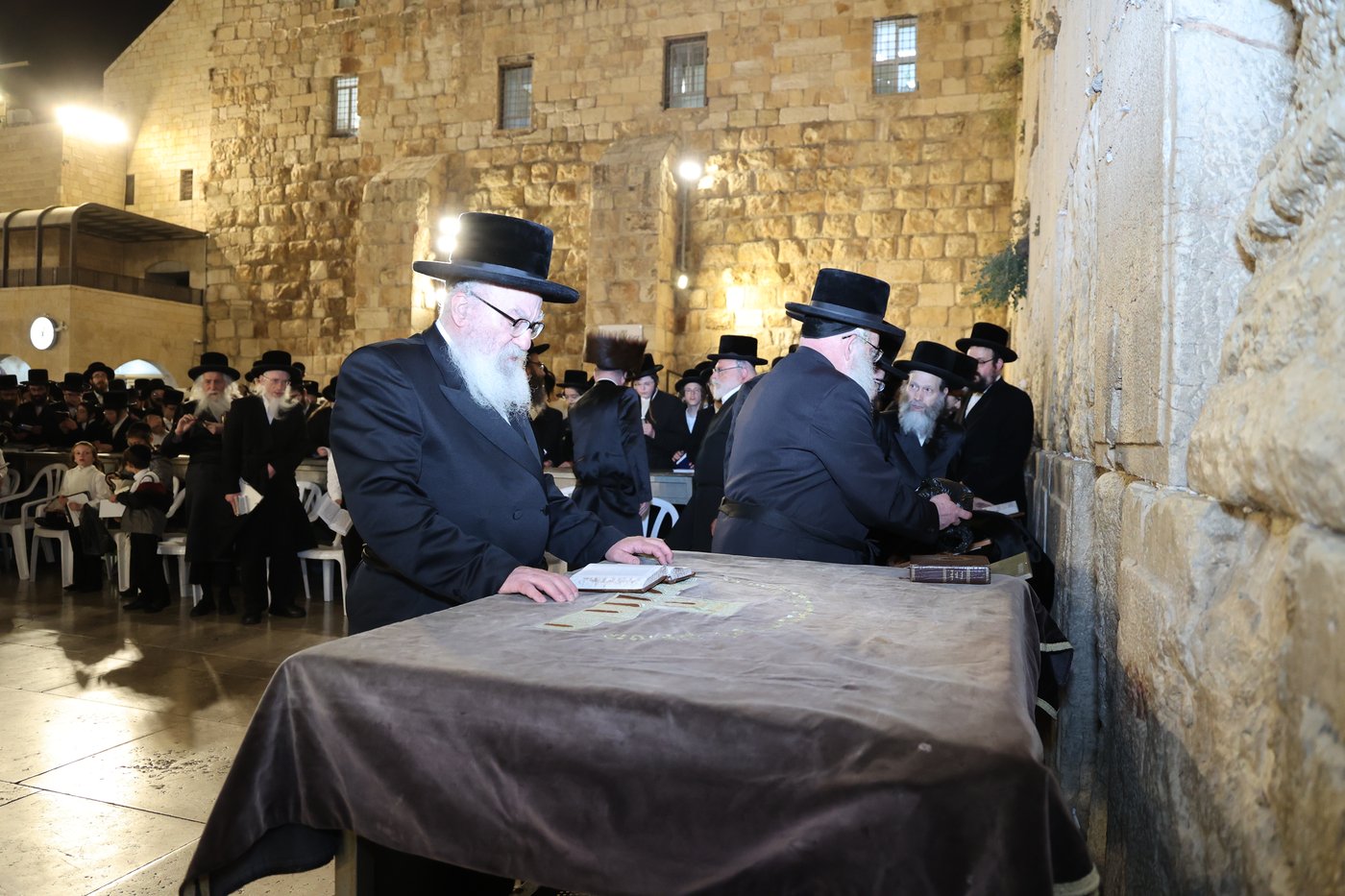 הרה"צ רבי אהרן מענדיל טווערסקי בתפילה בכותל המערבי