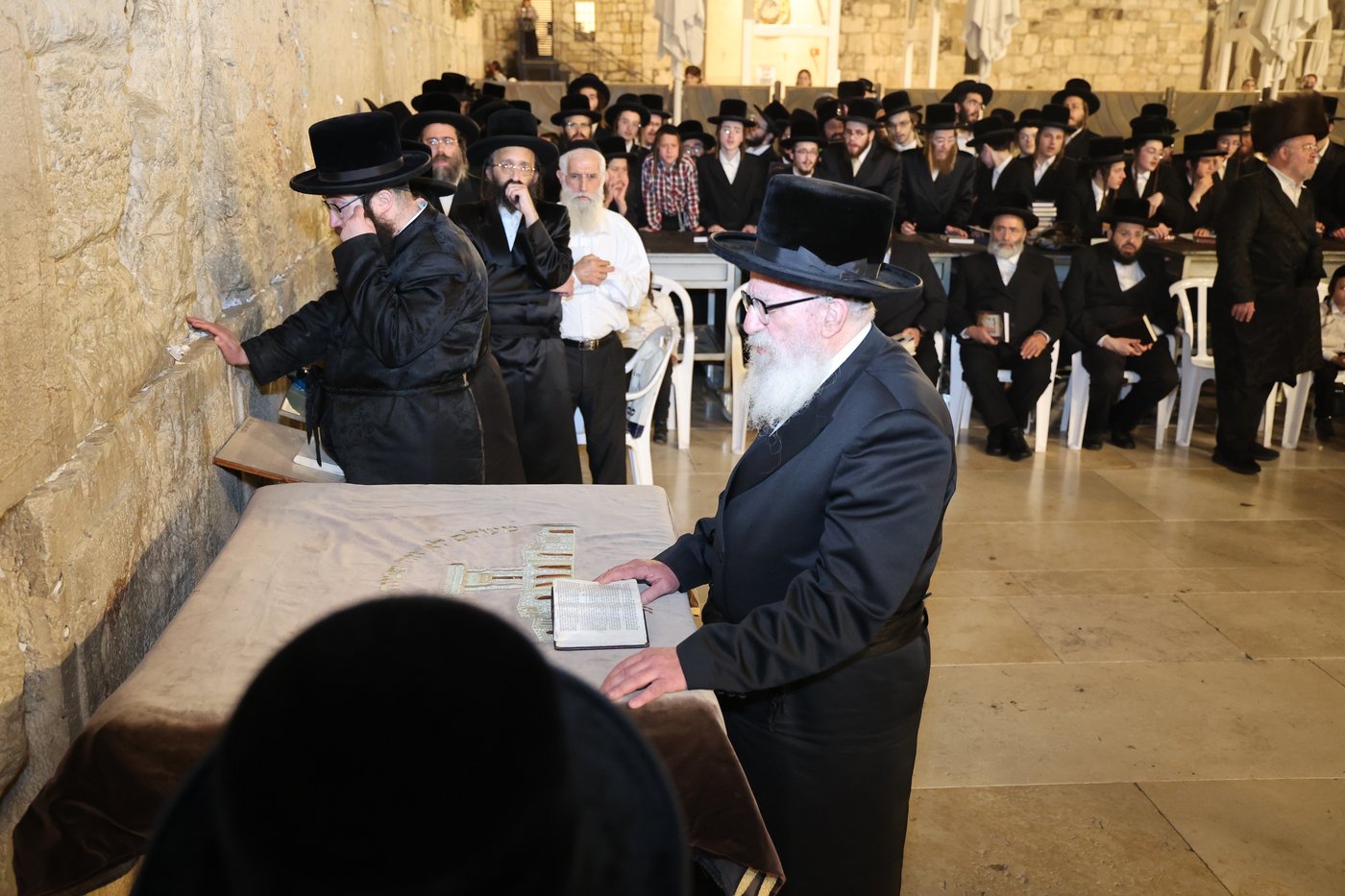 הרה"צ רבי אהרן מענדיל טווערסקי בתפילה בכותל המערבי