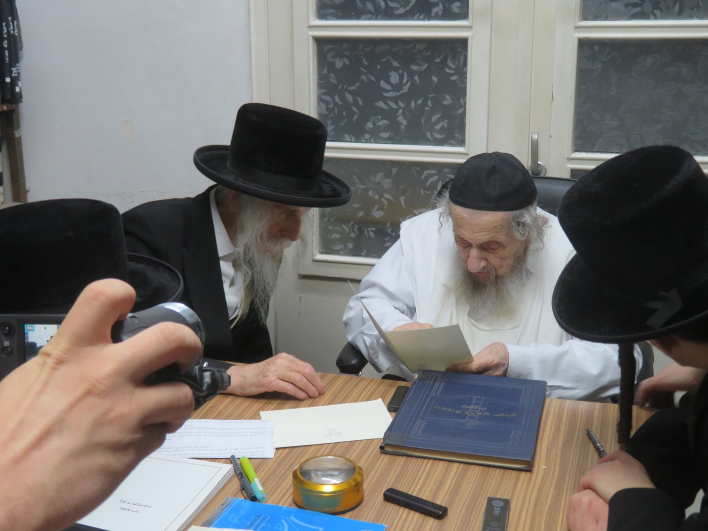 האדמו"ר מסטריקוב בביקור במעונו של הגאון רבי דב לנדו