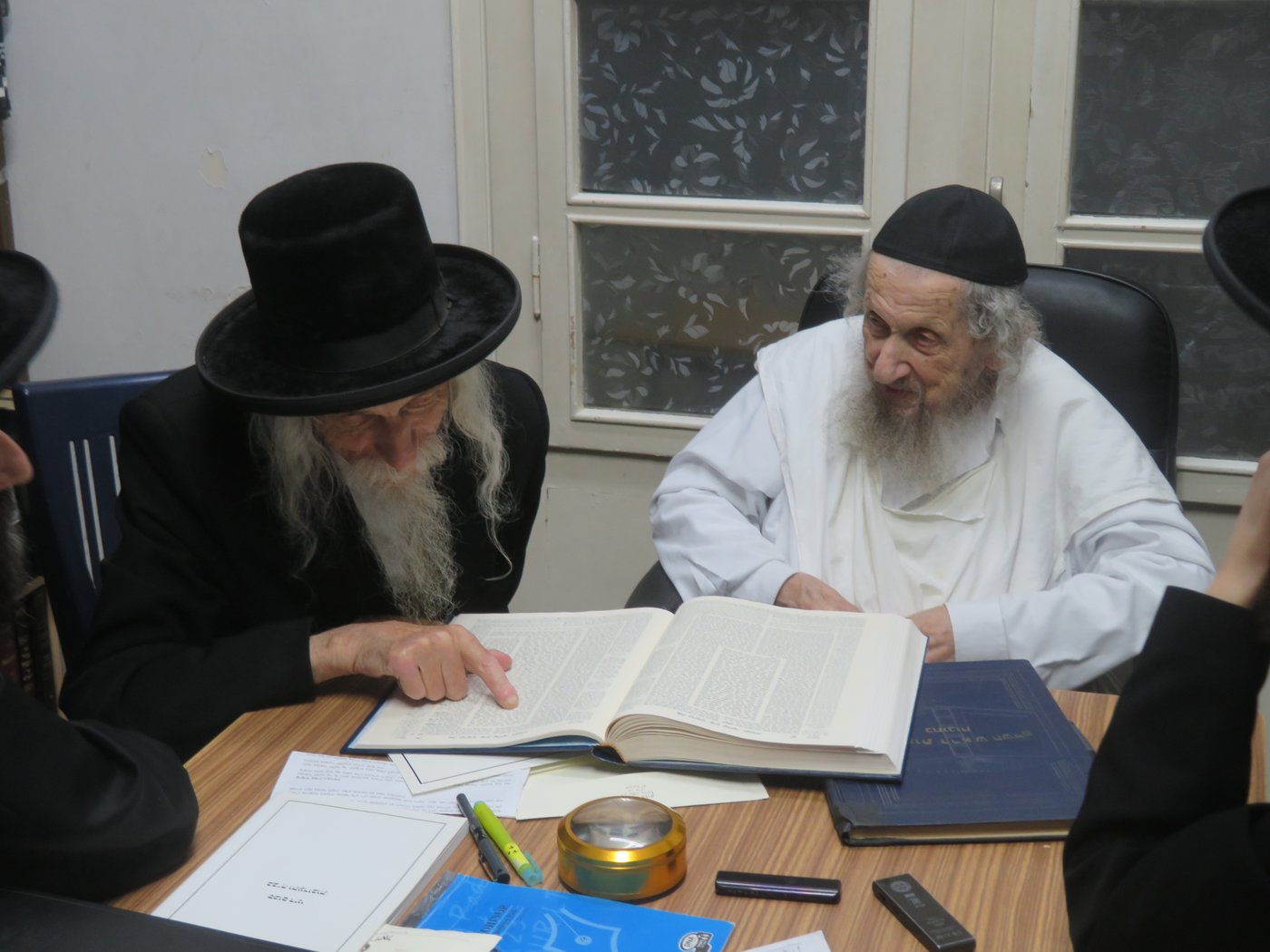 האדמו"ר מסטריקוב בביקור במעונו של הגאון רבי דב לנדו