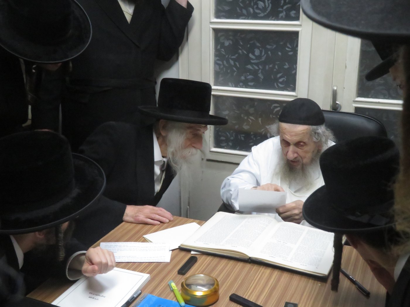 האדמו"ר מסטריקוב בביקור במעונו של הגאון רבי דב לנדו