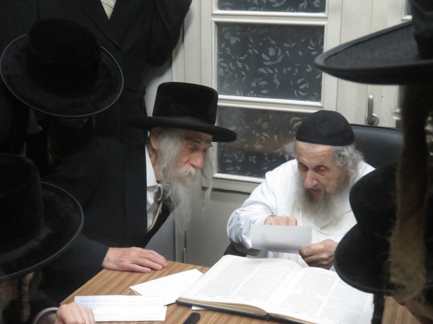 האדמו"ר מסטריקוב בביקור במעונו של הגאון רבי דב לנדו