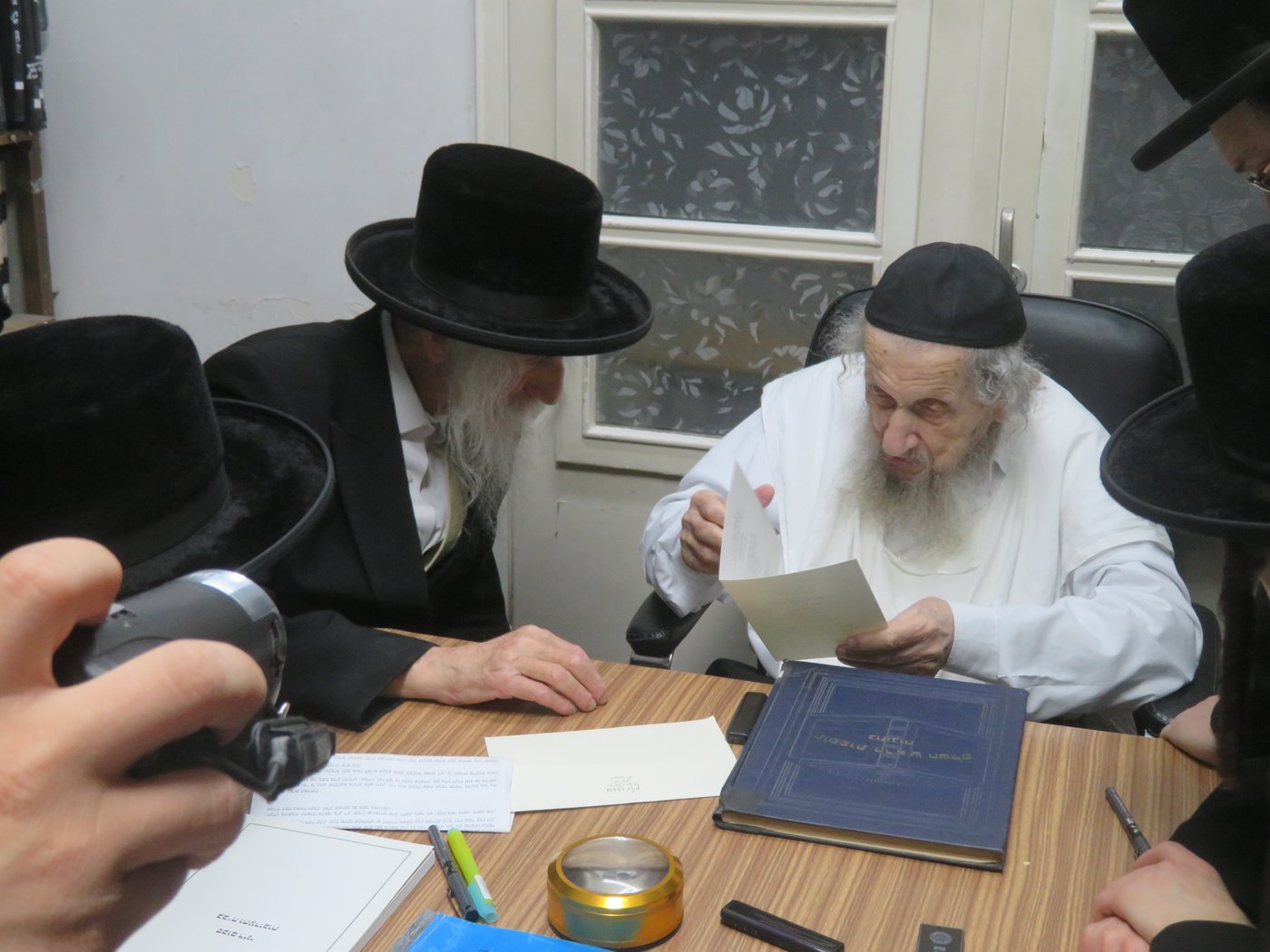 האדמו"ר מסטריקוב בביקור במעונו של הגאון רבי דב לנדו