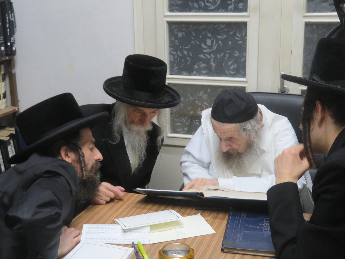 האדמו"ר מסטריקוב בביקור במעונו של הגאון רבי דב לנדו