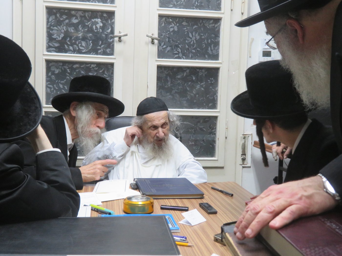 האדמו"ר מסטריקוב בביקור במעונו של הגאון רבי דב לנדו