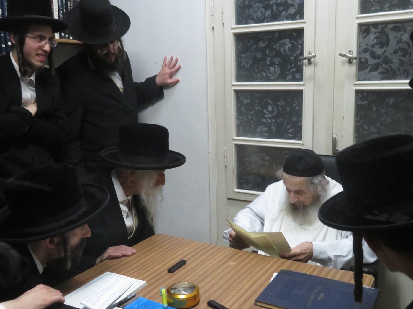 האדמו"ר מסטריקוב בביקור במעונו של הגאון רבי דב לנדו