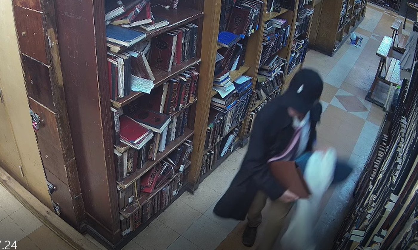 מנסה להסתתר - ושולף: הגנב במרכז חב"ד העולמי נתפס במצלמות
