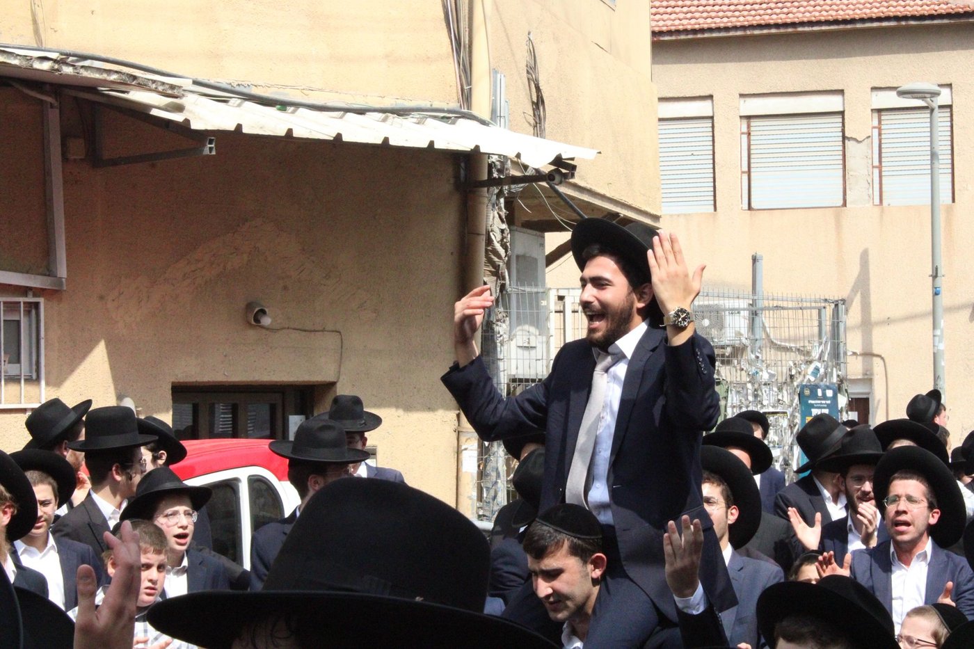 "אשרי העם שככה לו": קבלת פנים המונית לאסיר עולם התורה רפאל יצחקוב ששוחרר מהכלא הצבאי