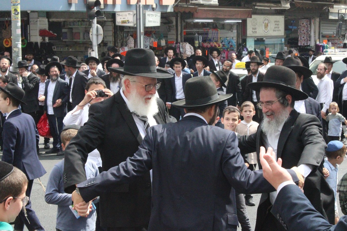 "אשרי העם שככה לו": קבלת פנים המונית לאסיר עולם התורה רפאל יצחקוב ששוחרר מהכלא הצבאי