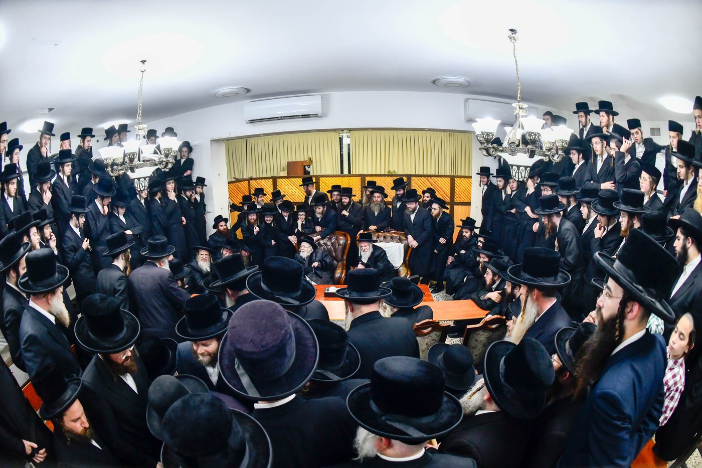 ניחום אבלים אצל האחים האדמו"רים מקרעטשניף ופרמישלאן