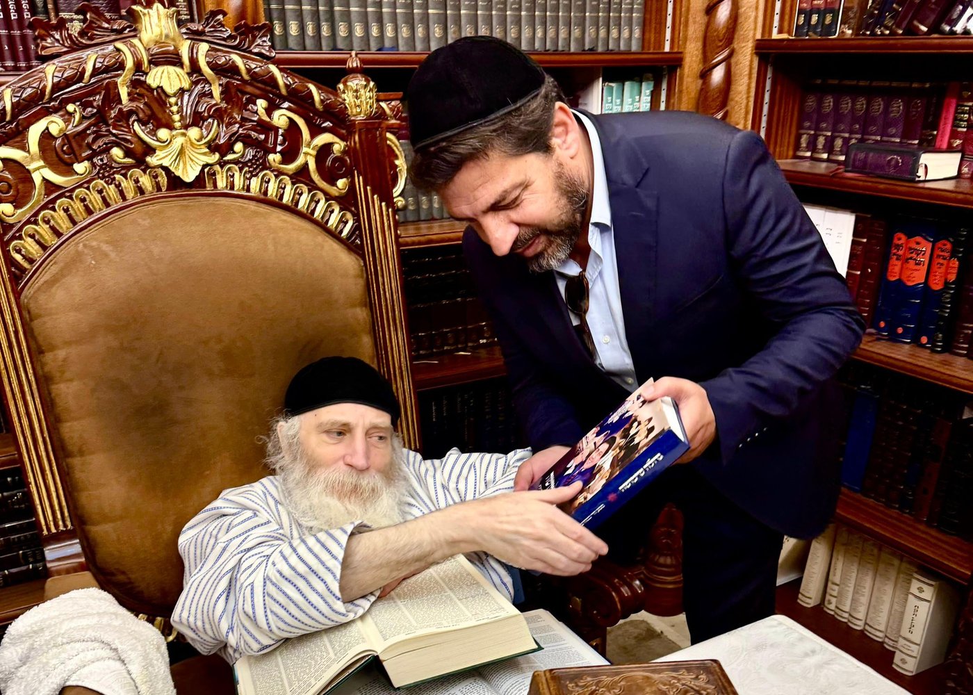 רב הסלבס העניק את ספרו לאדמו"ר רבי יצחק מאיר מורגנשטרן | צפו
