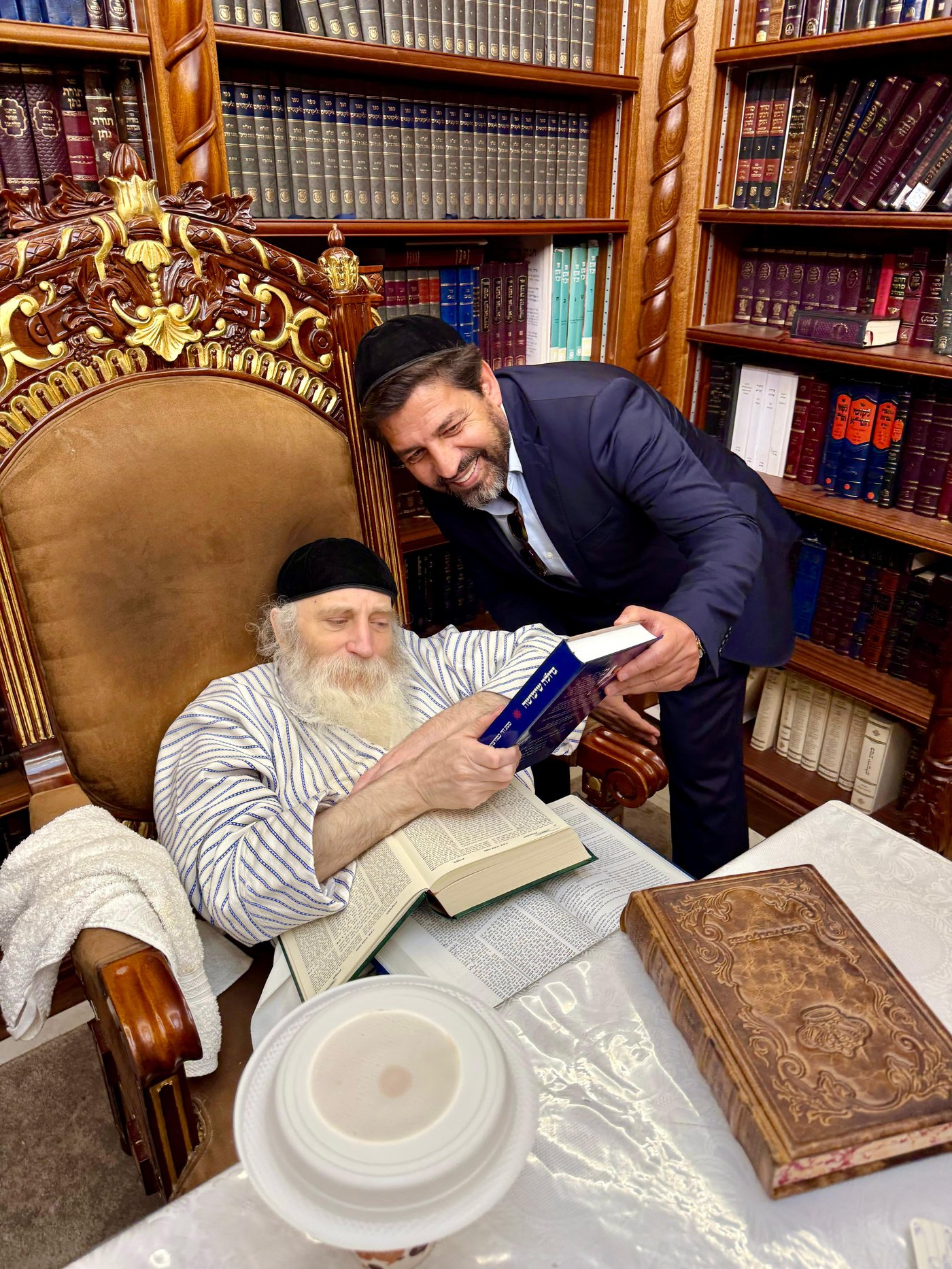 רב הסלבס העניק את ספרו לאדמו"ר רבי יצחק מאיר מורגנשטרן | צפו