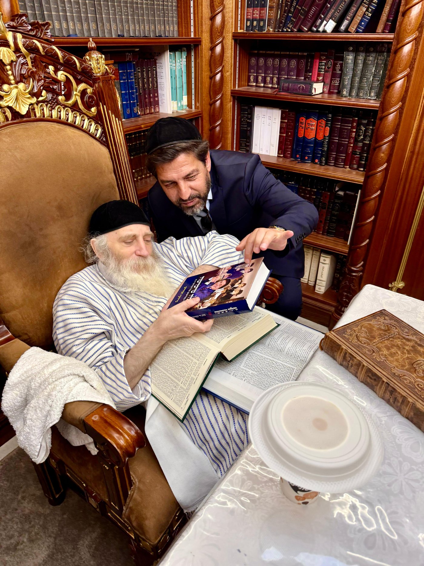 רב הסלבס העניק את ספרו לאדמו"ר רבי יצחק מאיר מורגנשטרן | צפו