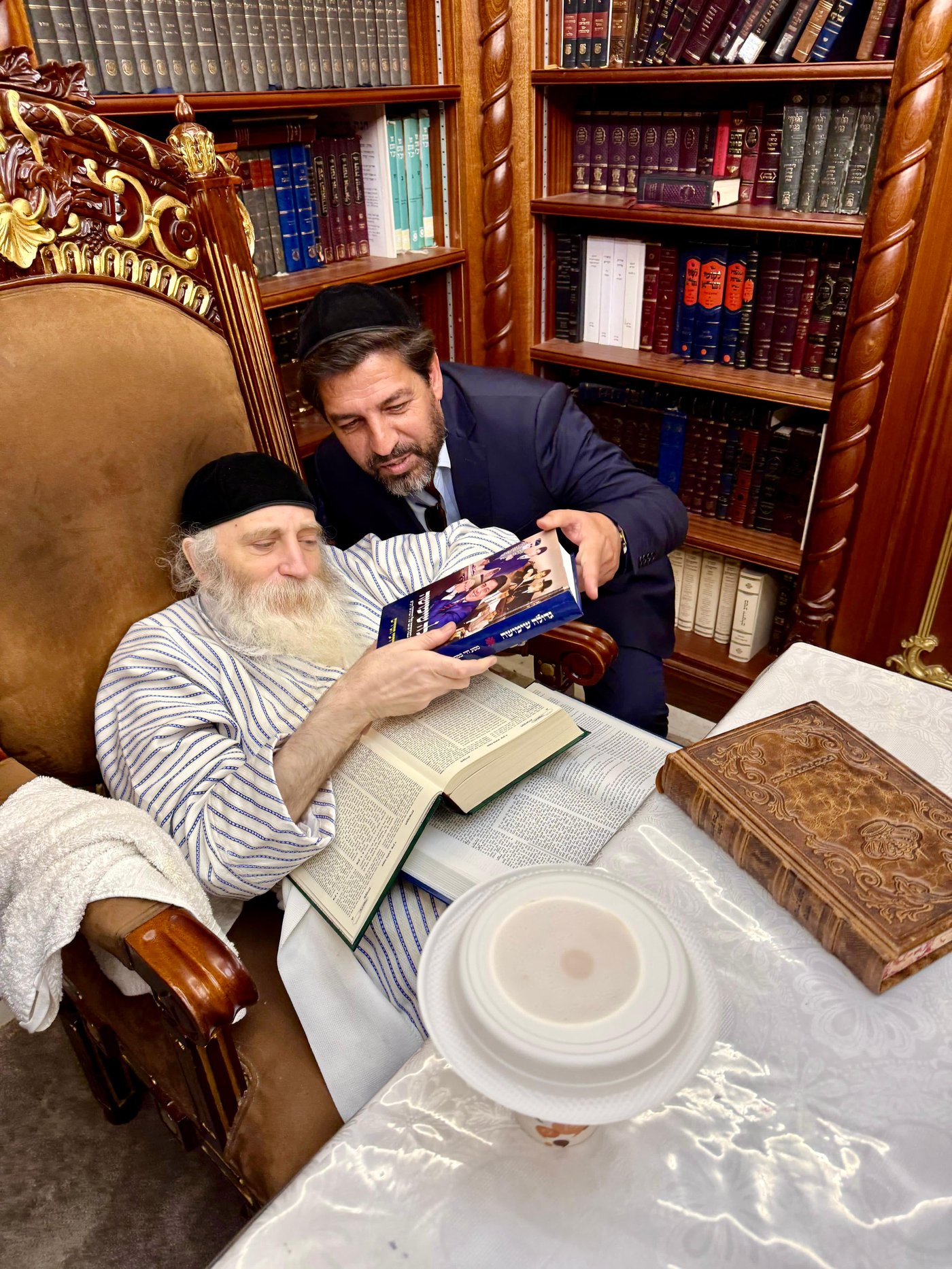רב הסלבס העניק את ספרו לאדמו"ר רבי יצחק מאיר מורגנשטרן | צפו