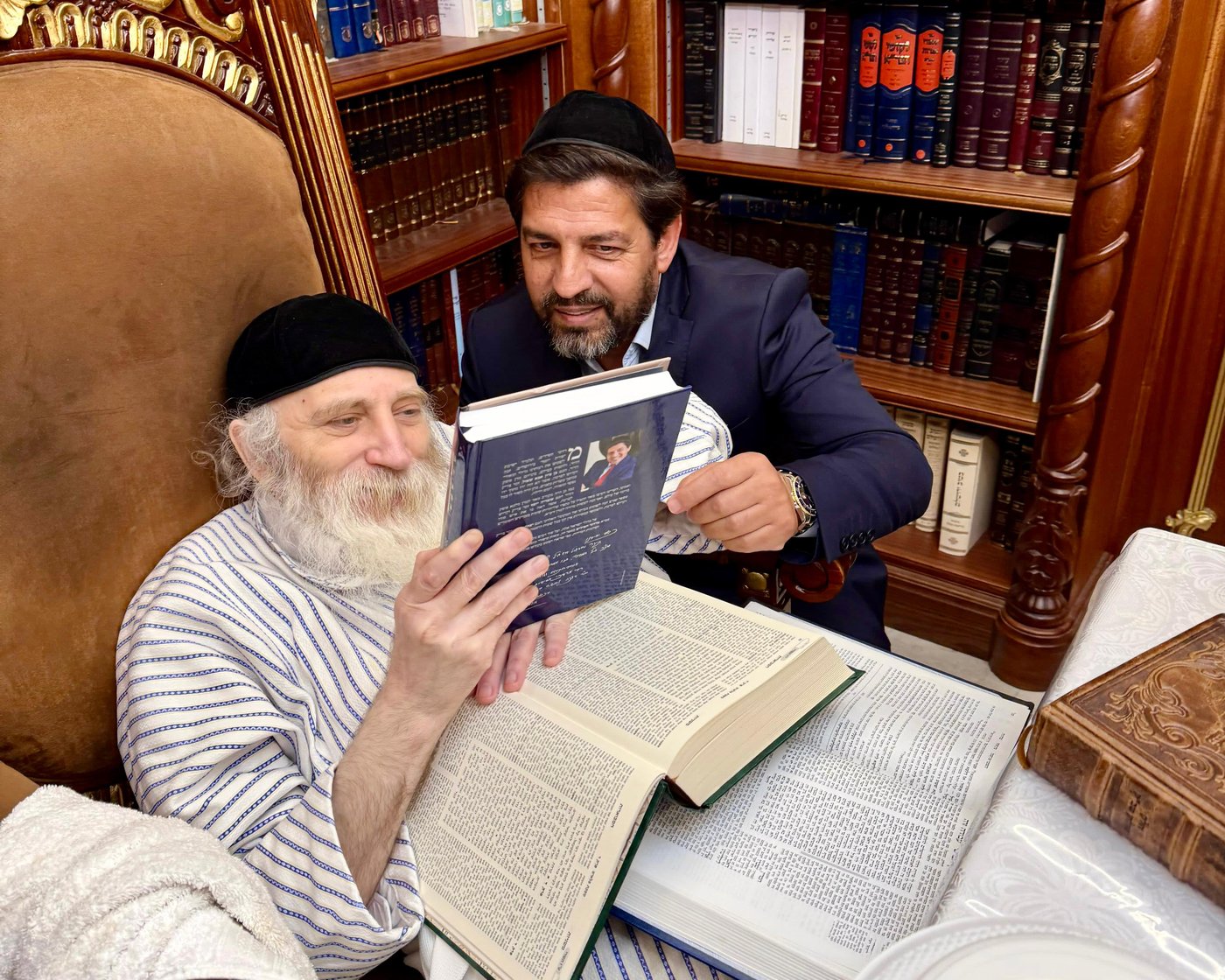 רב הסלבס העניק את ספרו לאדמו"ר רבי יצחק מאיר מורגנשטרן | צפו
