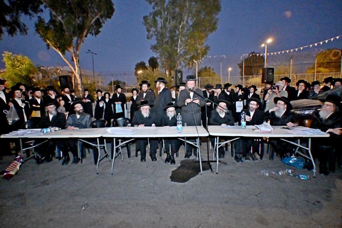 עצרת מחאה בכלא 10 בראשות רבני ומנהיגי היישוב הישן 
