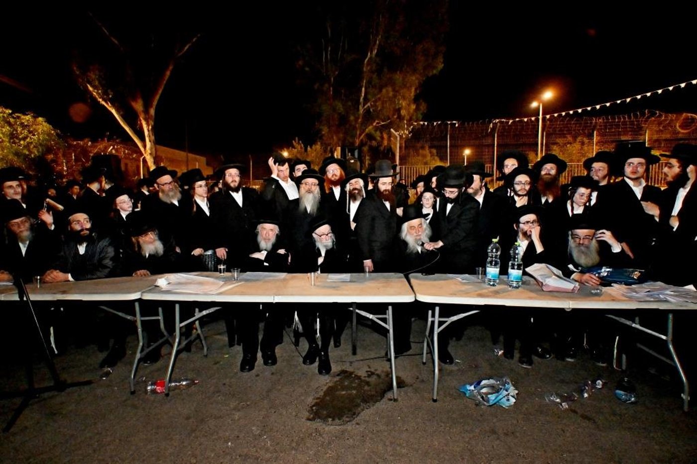 עצרת מחאה בכלא 10 בראשות רבני ומנהיגי היישוב הישן 
