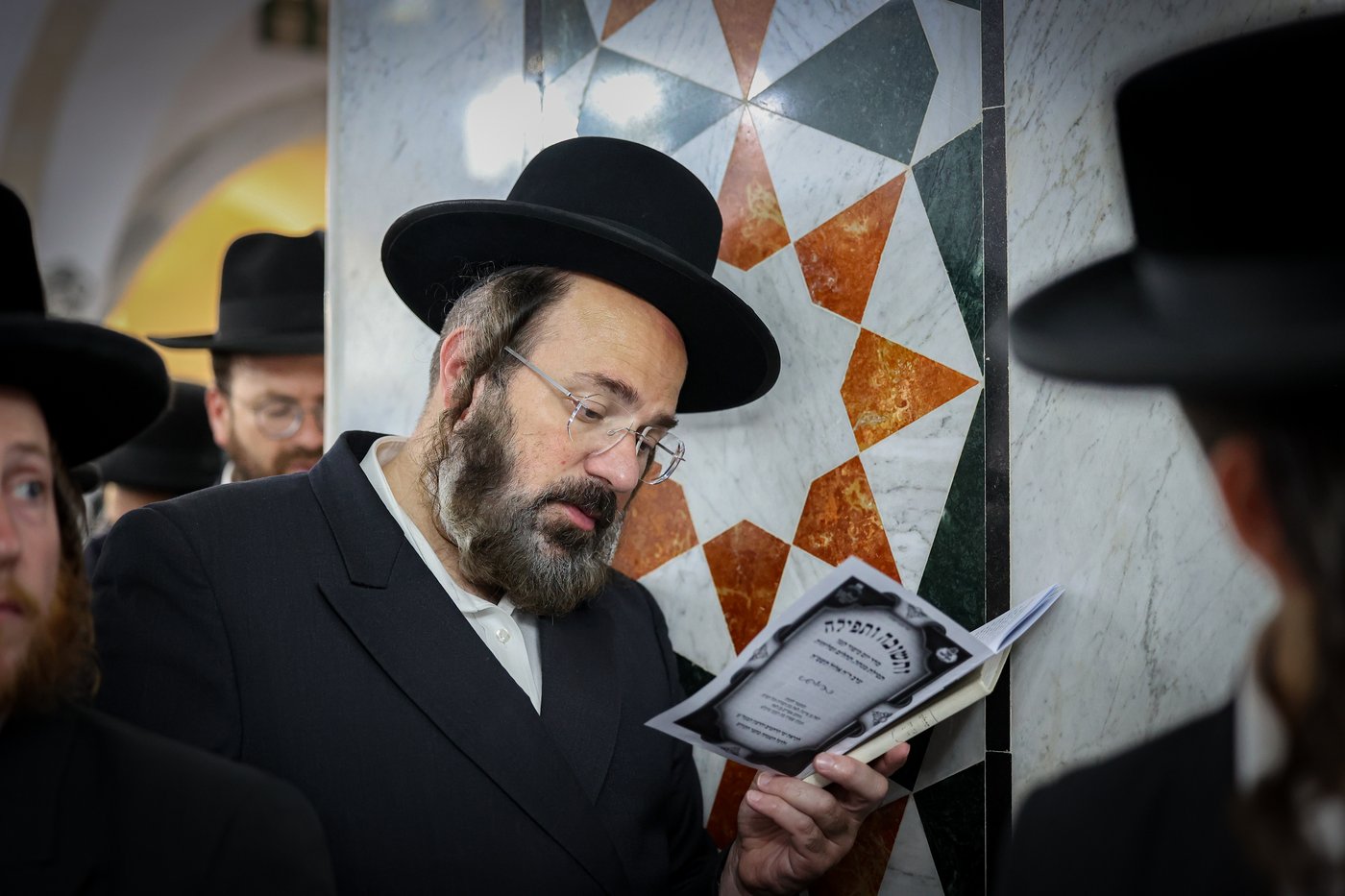 הרה"צ רבי אלימלך בידרמן בתפילה במערת המכפלה