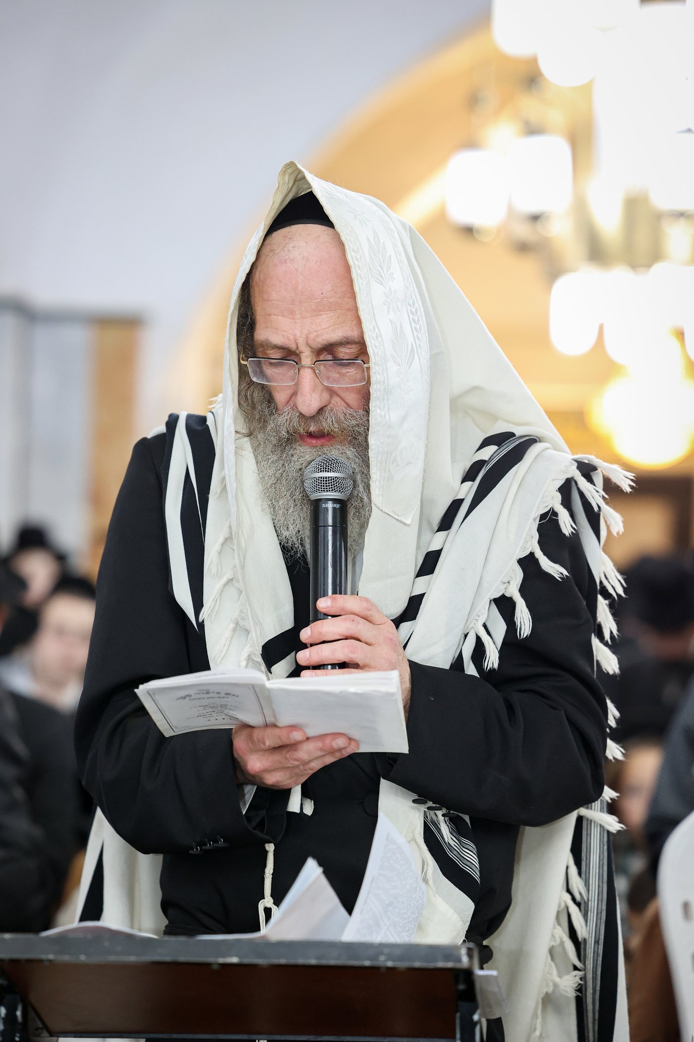 הרה"צ רבי אלימלך בידרמן בתפילה במערת המכפלה