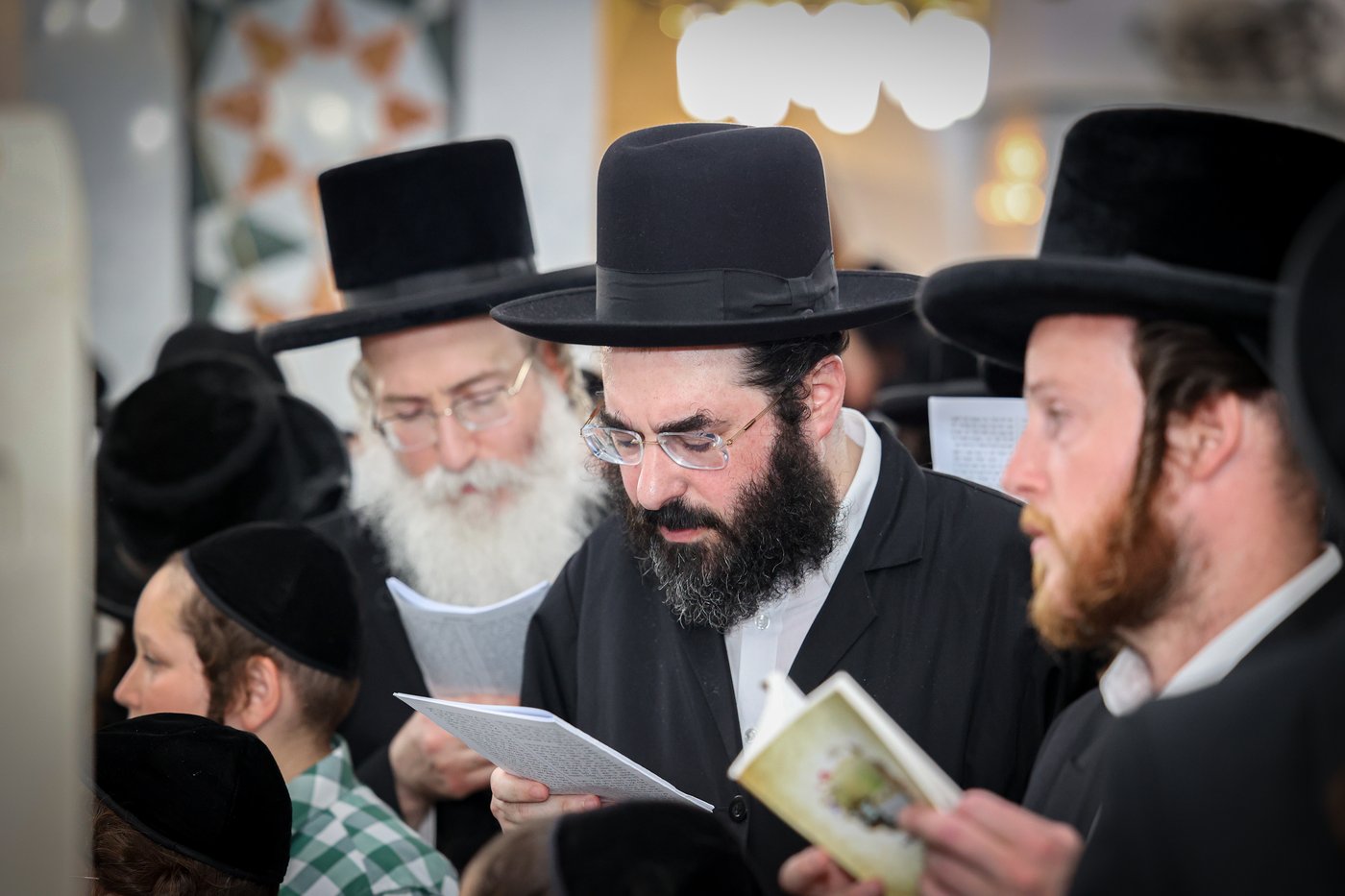 הרה"צ רבי אלימלך בידרמן בתפילה במערת המכפלה