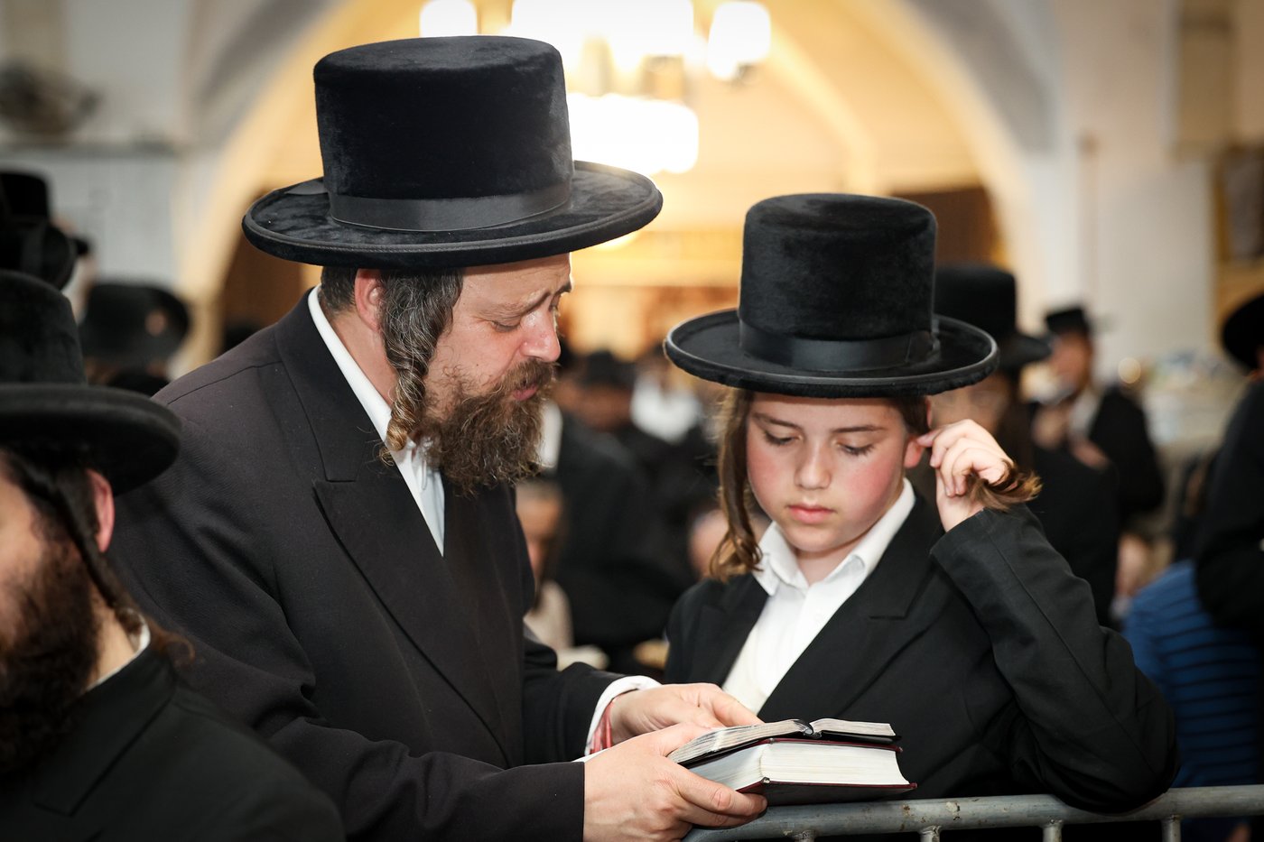 הרה"צ רבי אלימלך בידרמן בתפילה במערת המכפלה