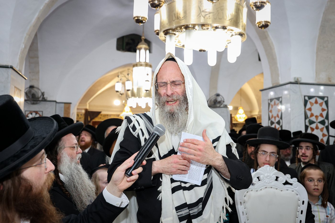 הרה"צ רבי אלימלך בידרמן בתפילה במערת המכפלה
