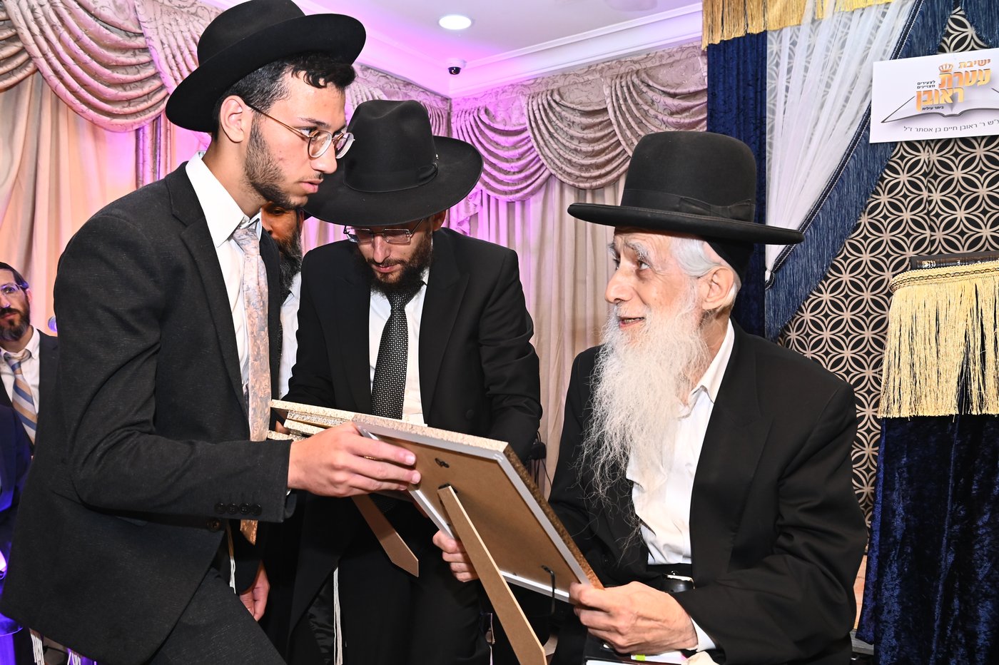 חלוקת פרסים בישיבת "עטרת ראובן" ביתר עילית