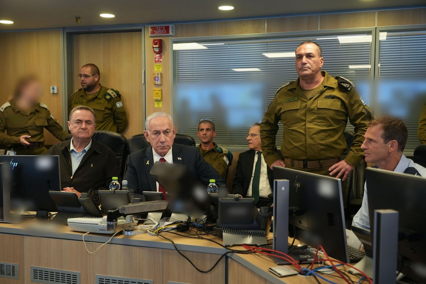 נתניהו, כ"ץ וזמיר בעת התקיפה