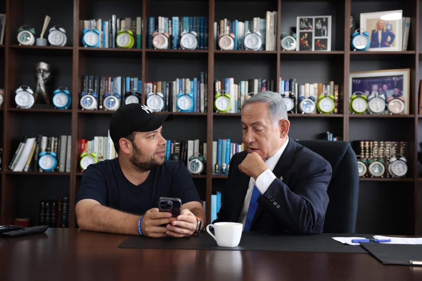 לוק לצד נתניהו