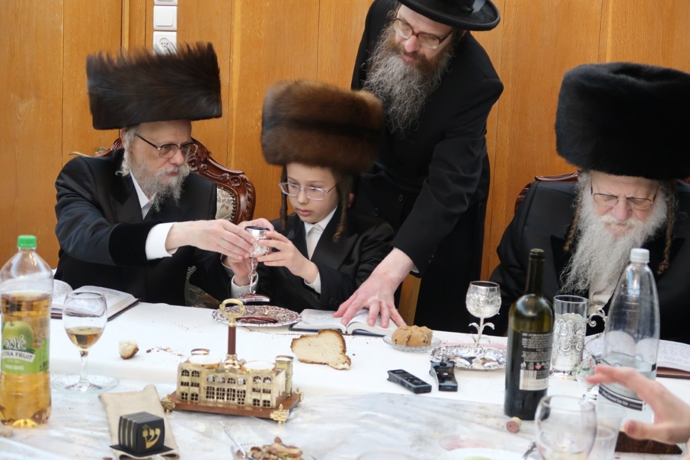 האדמו"רים מסערט ויז'ניץ ומודז'יץ בבר מצווה פנימי לנכדם