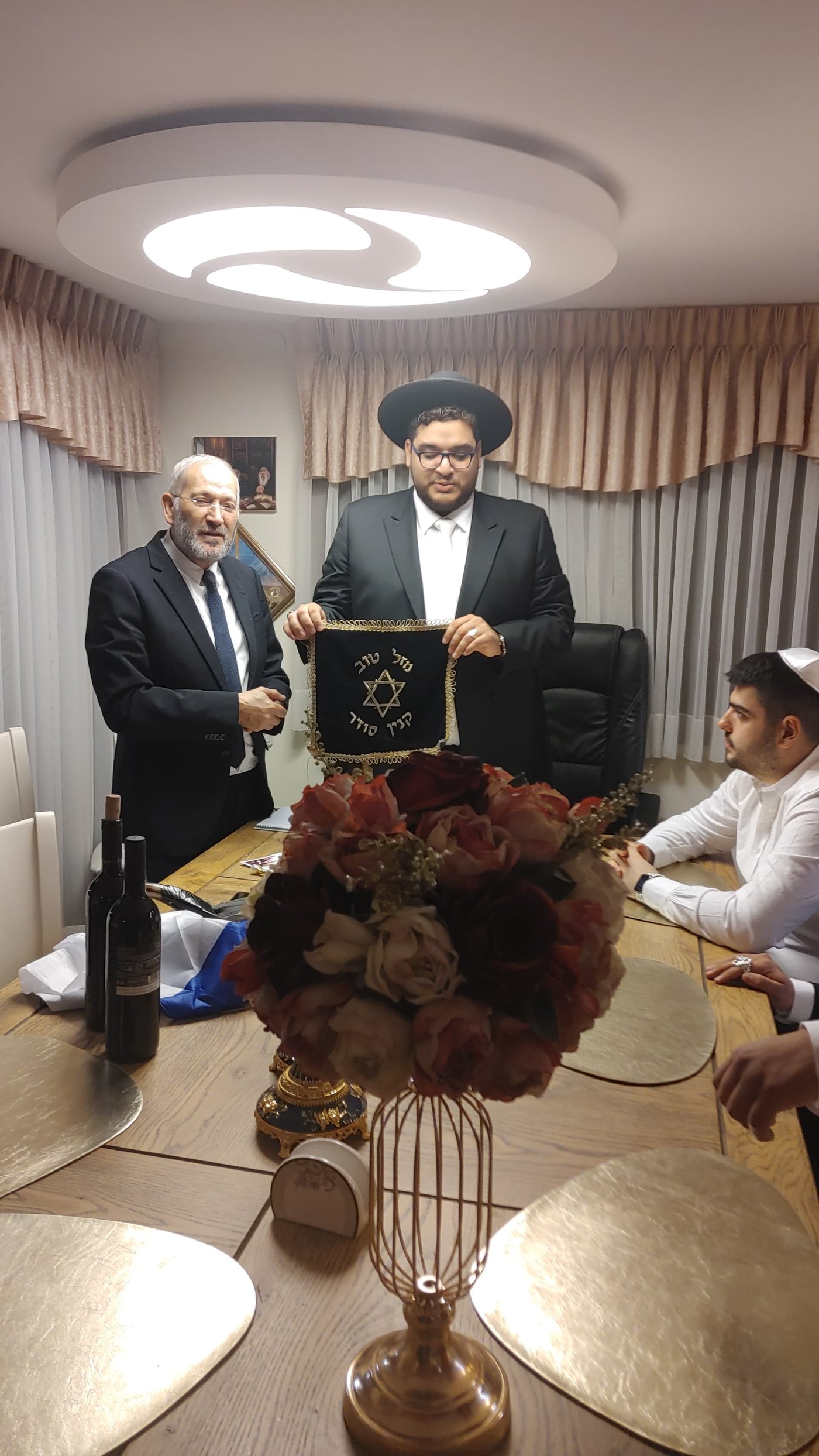 קצנברג עורך חופה בחזות חרדית