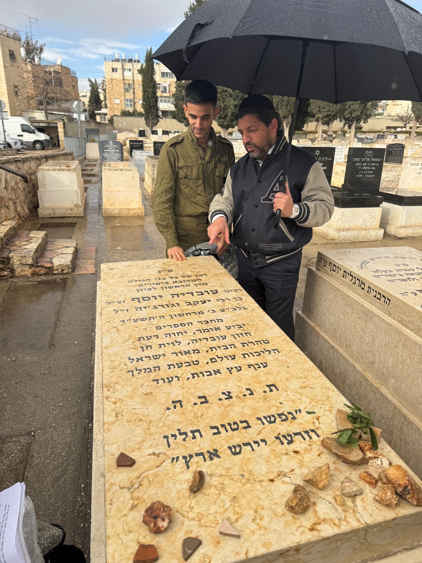 על קבר מרן הרב עובדיה זצ"ל