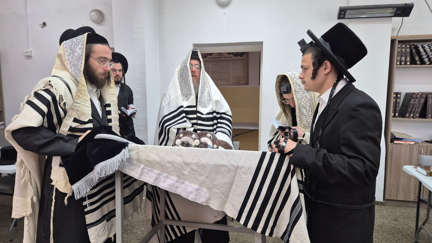 האדמו"ר מביאלה ב"ב בימי מנוחה בעיירת פשיסחא שבפולין