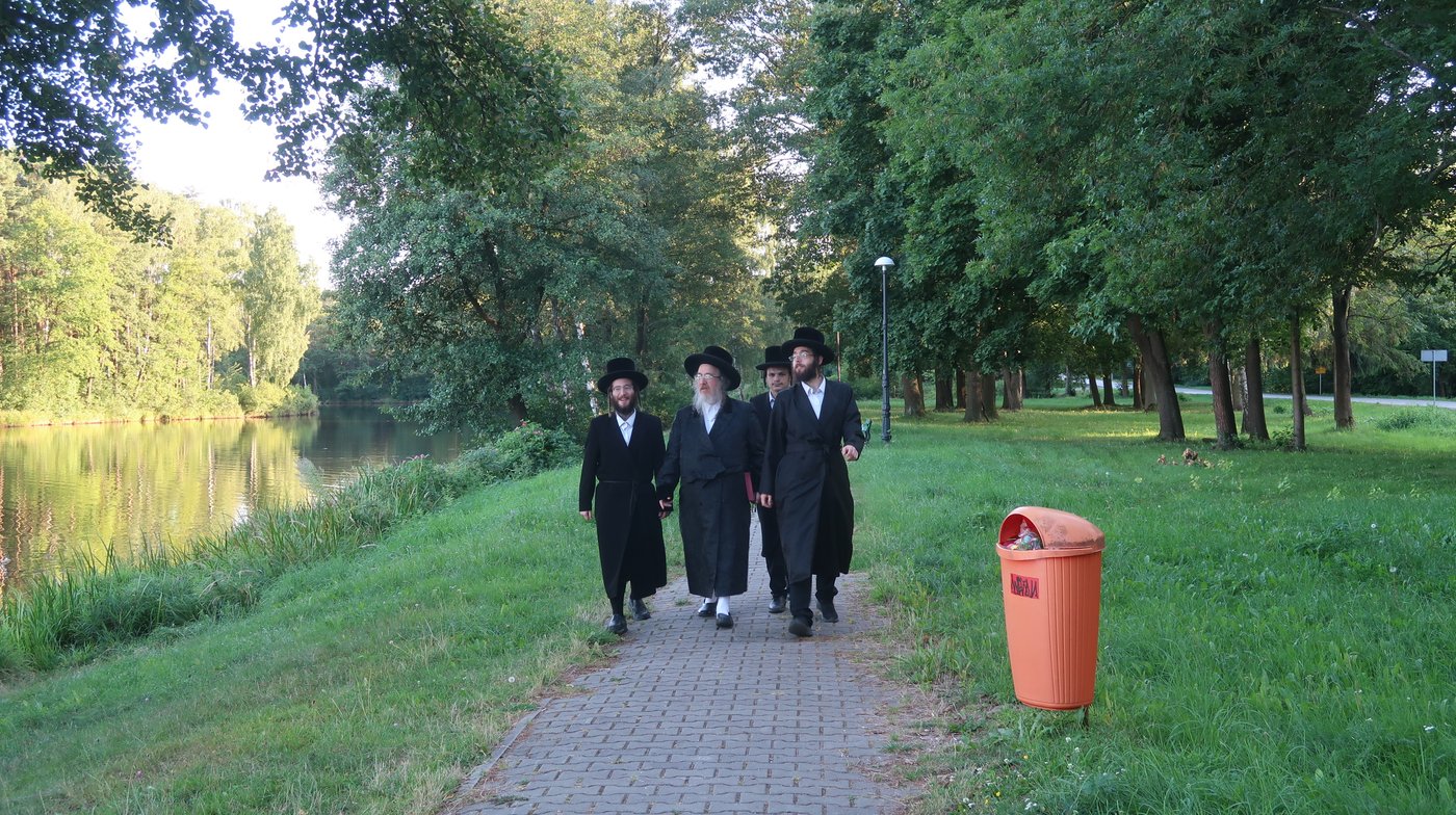 האדמו"ר מביאלה ב"ב בימי מנוחה בעיירת פשיסחא שבפולין