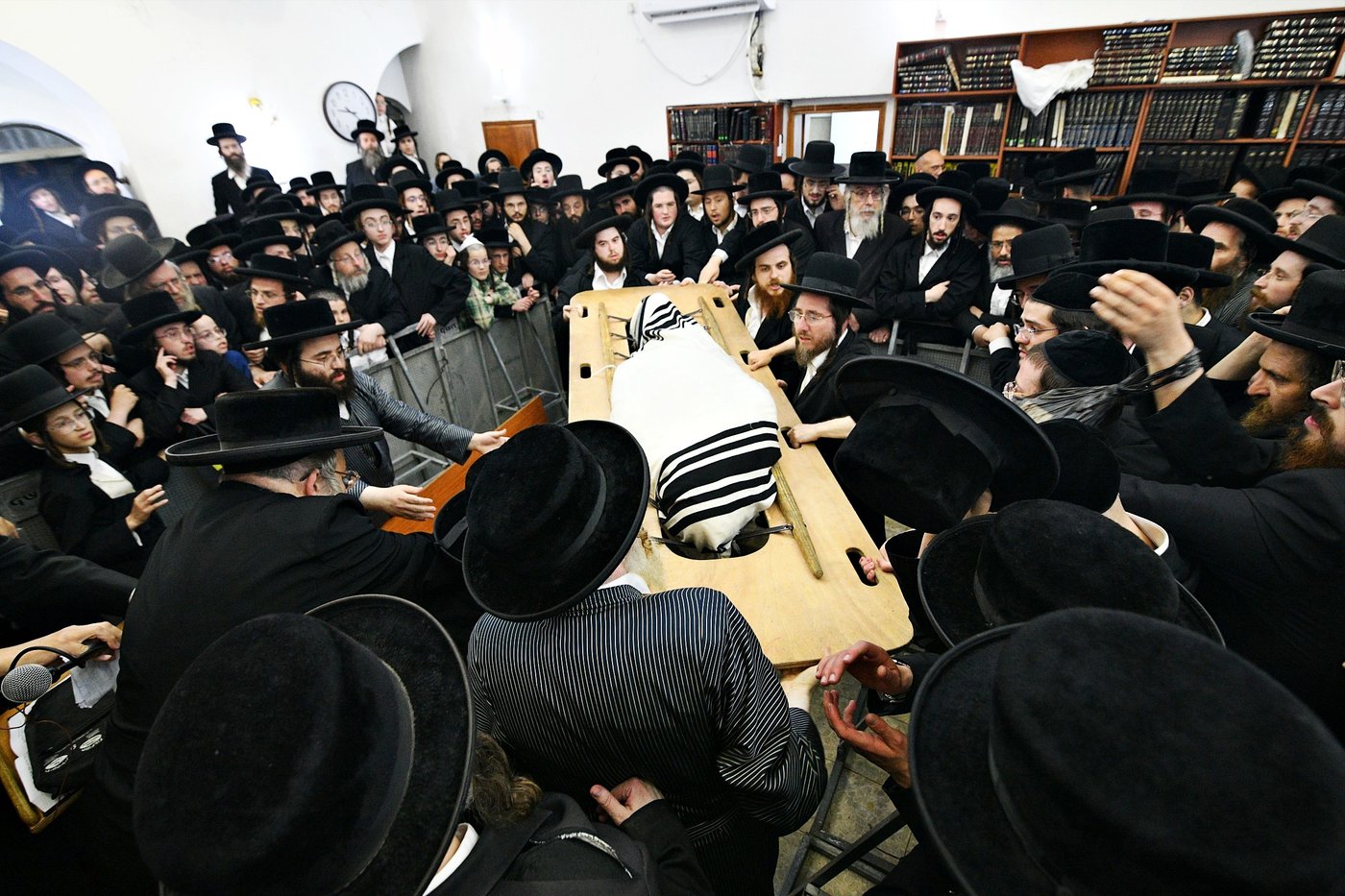 מסע הלויית האדמו"ר מקרעטשניף סיגעט זצ"ל