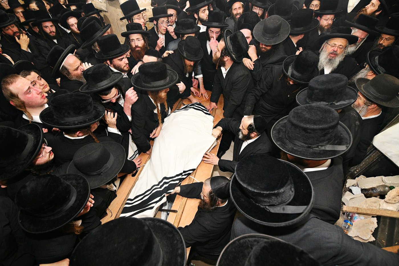 מסע הלויית האדמו"ר מקרעטשניף סיגעט זצ"ל