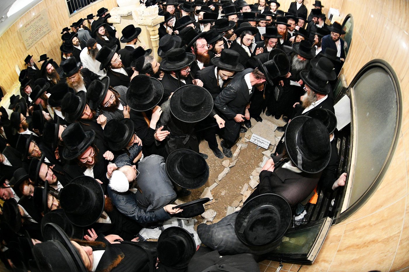 מסע הלויית האדמו"ר מקרעטשניף סיגעט זצ"ל