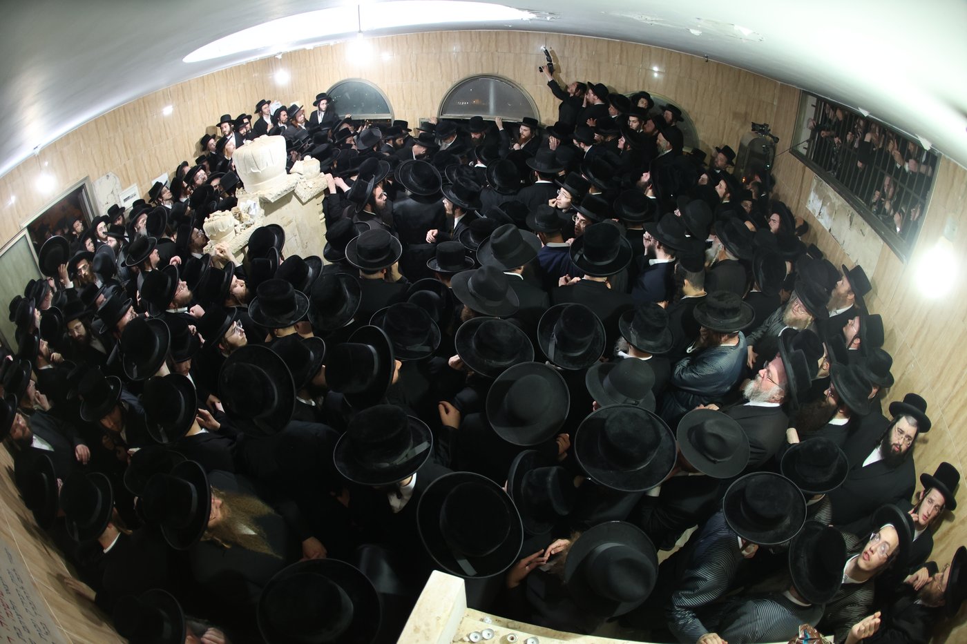 מסע הלויית האדמו"ר מקרעטשניף סיגעט זצ"ל