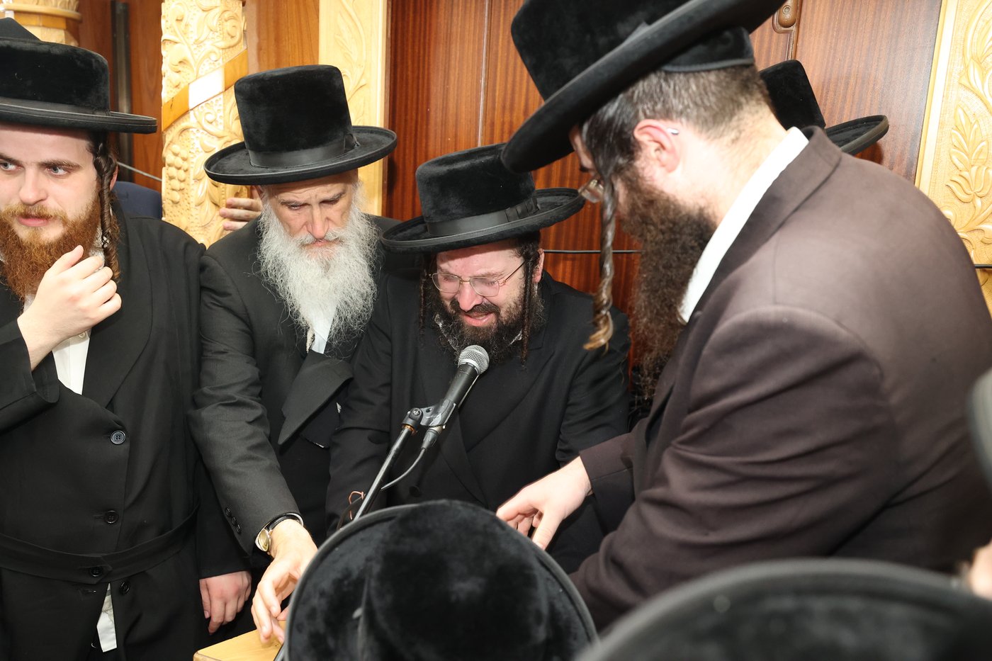 מסע הלויית האדמו"ר מקרעטשניף סיגעט זצ"ל