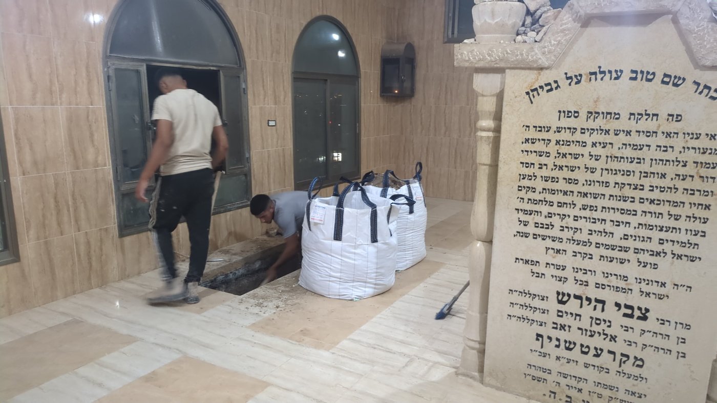 חפירת הקבר באוהל בית קרעטשניף כפי הוראת אחיו, האדמו"ר 