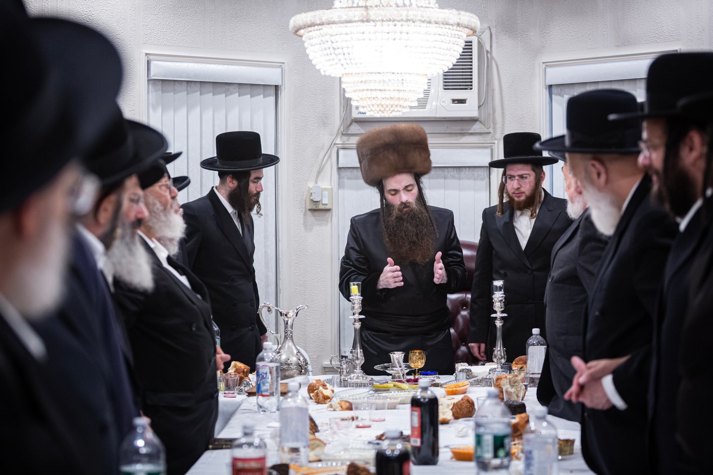 האדמו"ר מקאסוב בסעודת ראש חודש אלול 