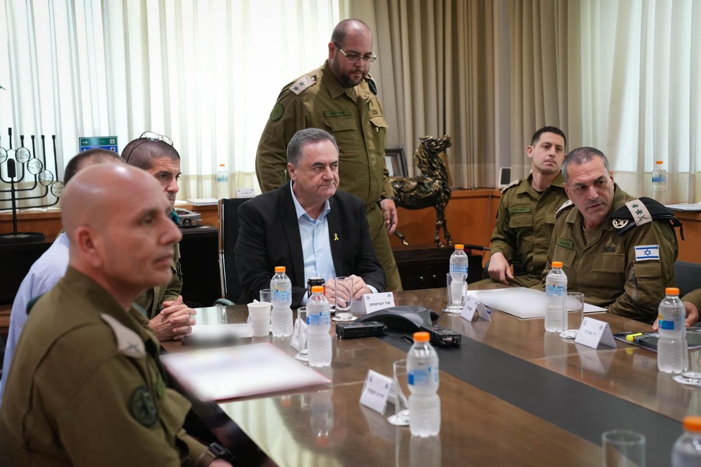תיעוד מהערכת המצב בראשות שר הביטחון