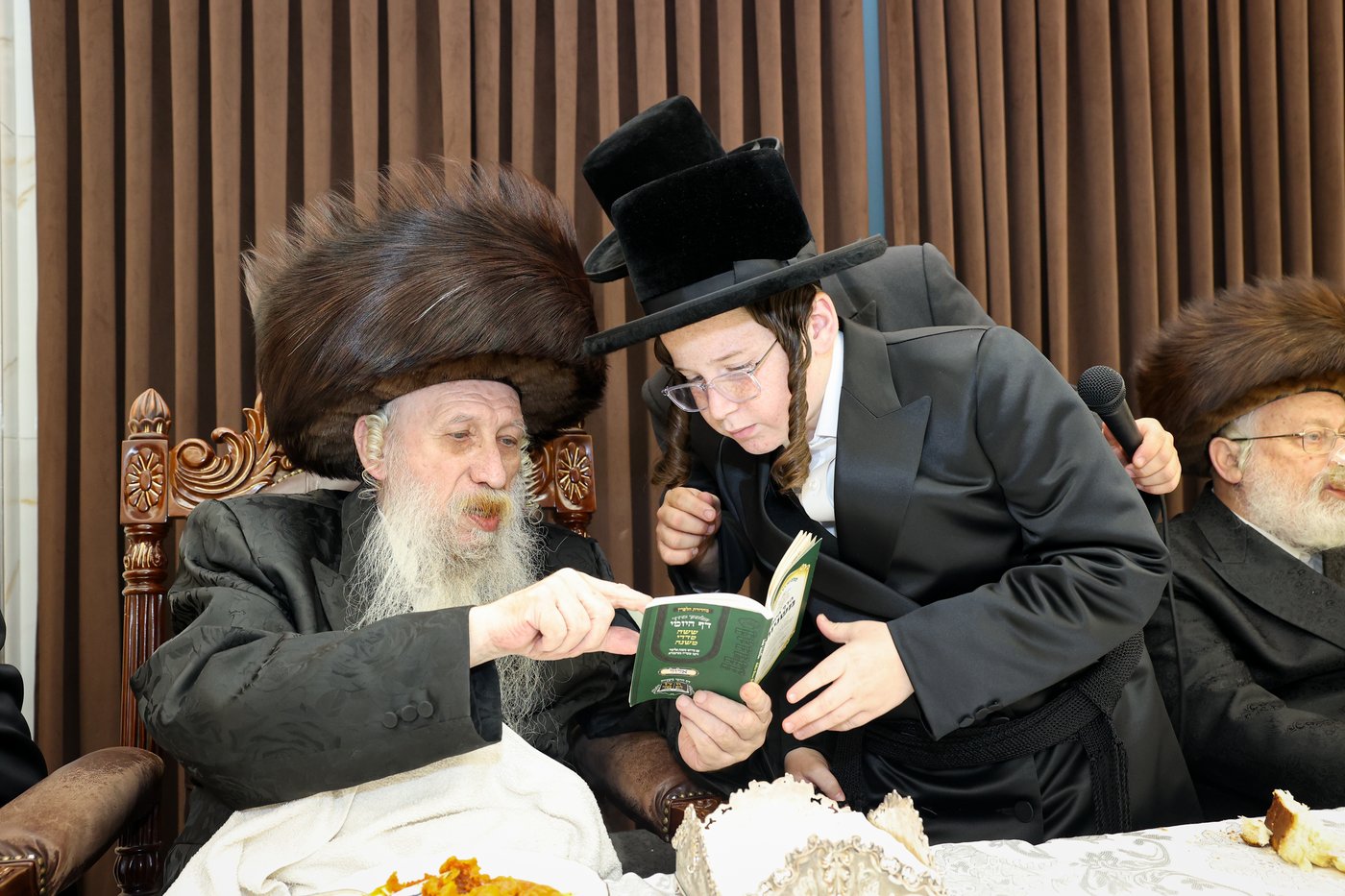 שמחת בר המצווה לנכד האדמו"ר מטשארנאביל